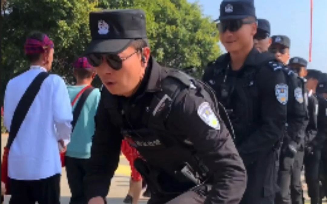 [图]警民一家亲，共跳团结舞。目瑙纵歌的节拍，警察蜀黍也“逃”不过！