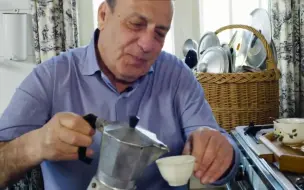 Video herunterladen: 和意呆大爷一起喝杯咖啡吧【Gennaro Contaldo】