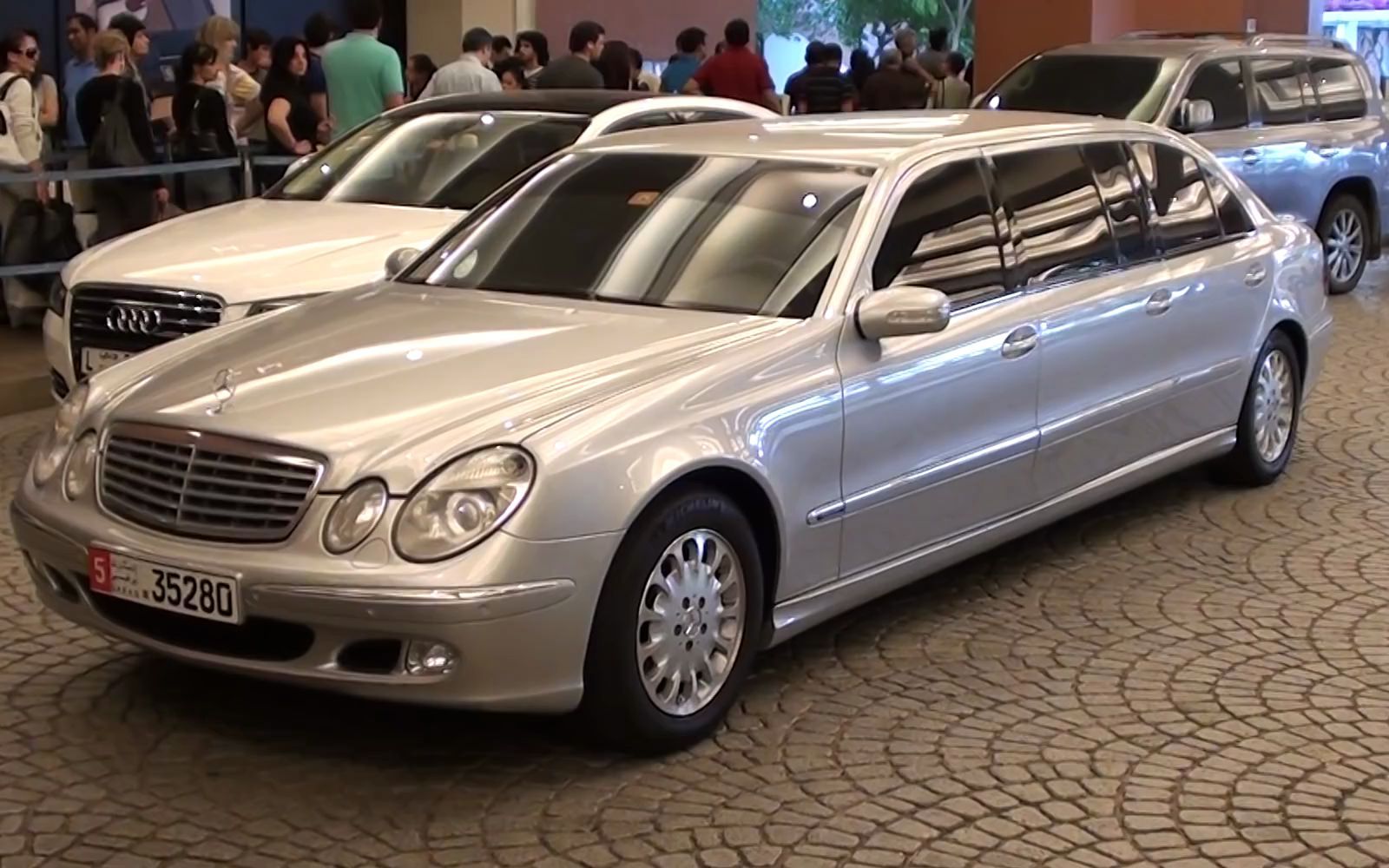 奔驰w211 v211 六门加长e级 银色(万物皆可普尔曼?