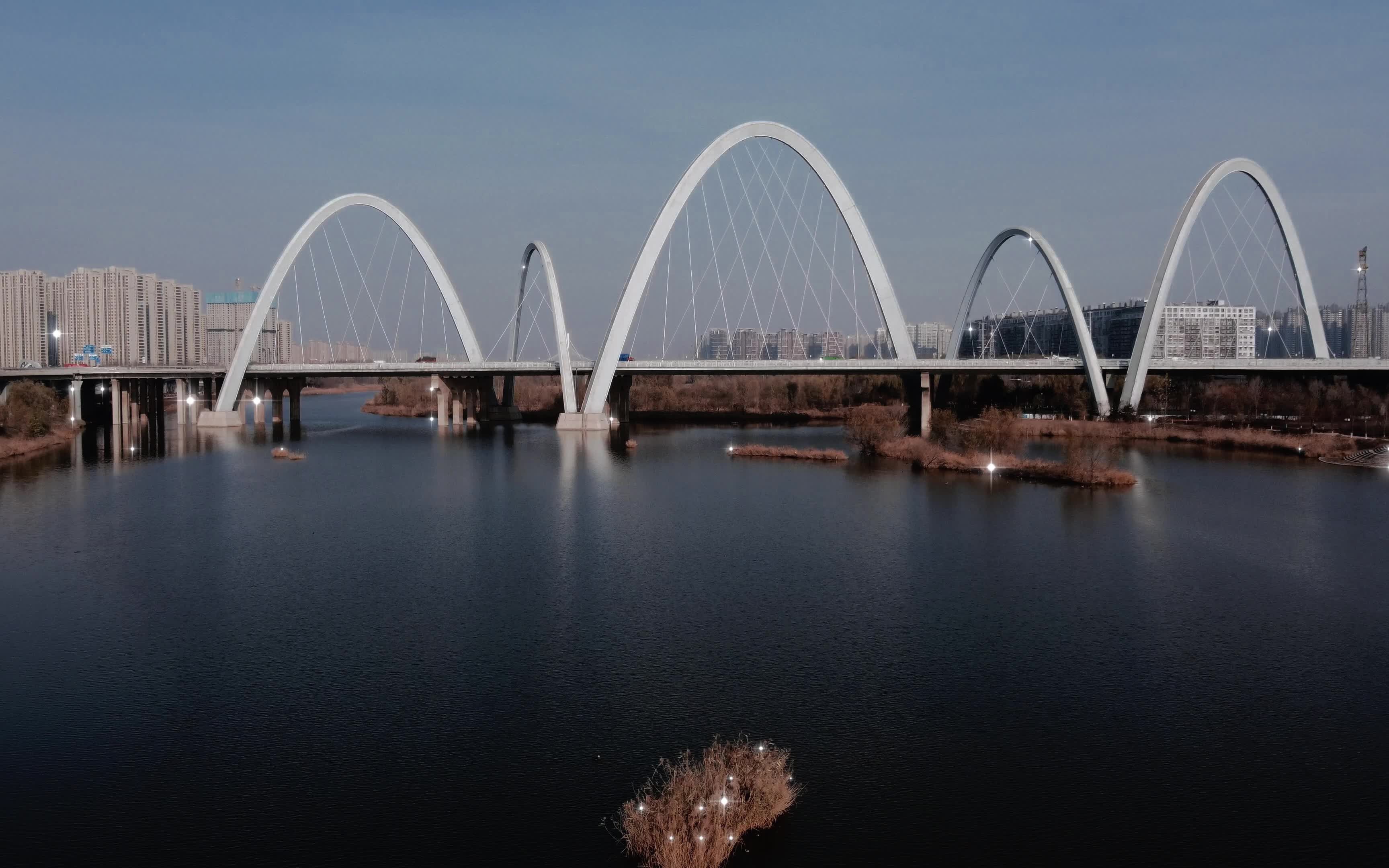 北中环桥是世界上首座对称五拱反对称五跨非对称斜拉索桥,这座桥造型