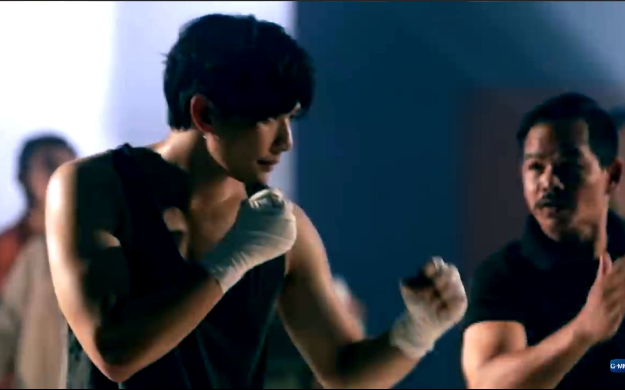 泰国大帅哥打地下黑拳被对手一拳ko倒地不起