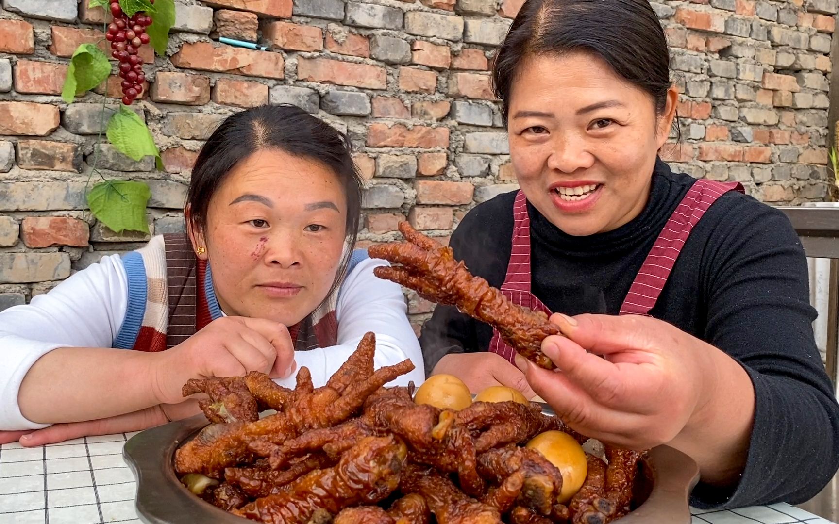 [图]艳丽拿来5斤鸡爪，姐俩先炸后卤，做了道虎皮鸡爪吃，入味又脱骨