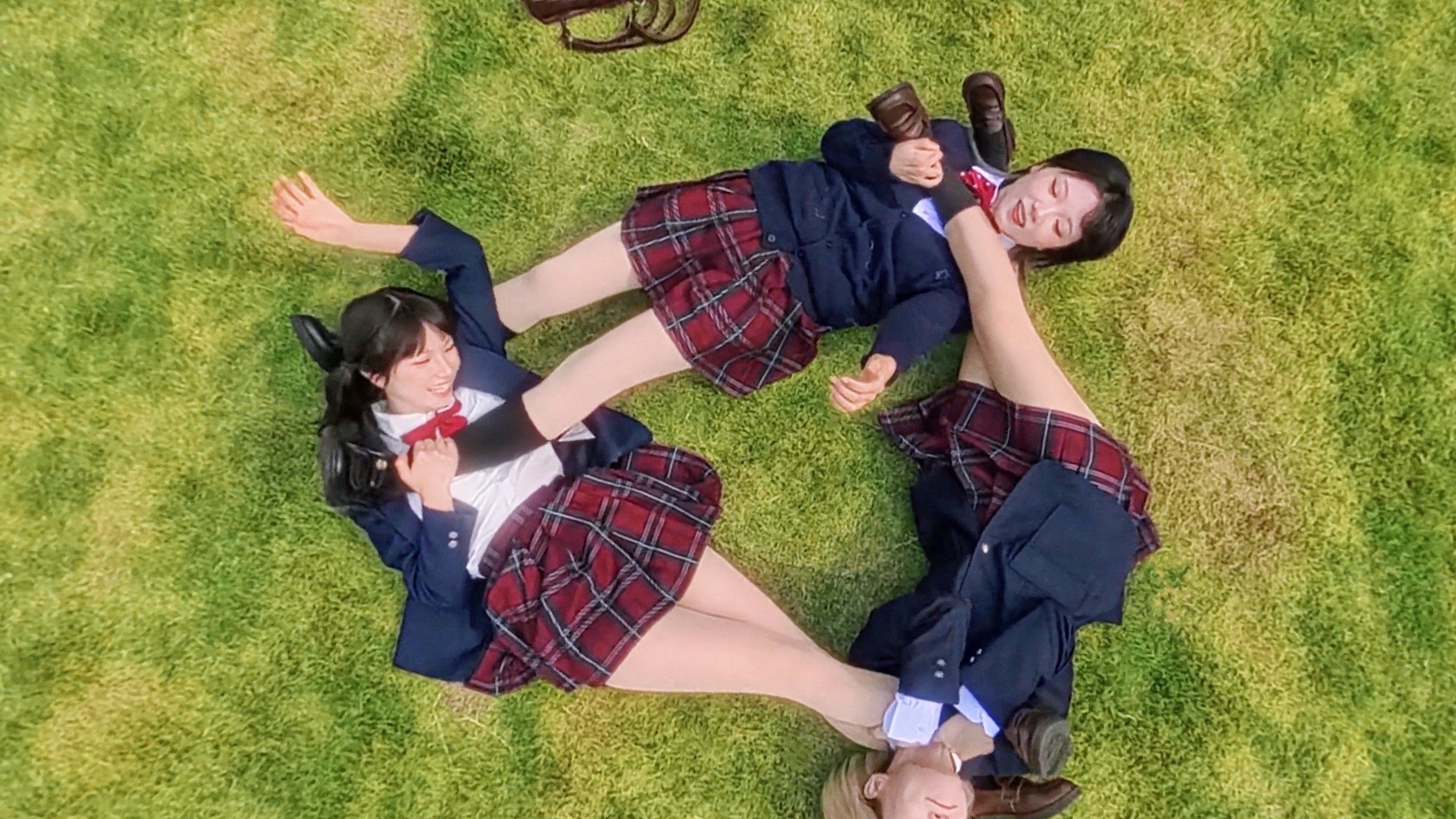 和女同学打成一片!