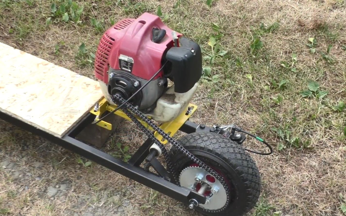 用割草机发动机改装脚踏车,没想真能跑,动力强劲