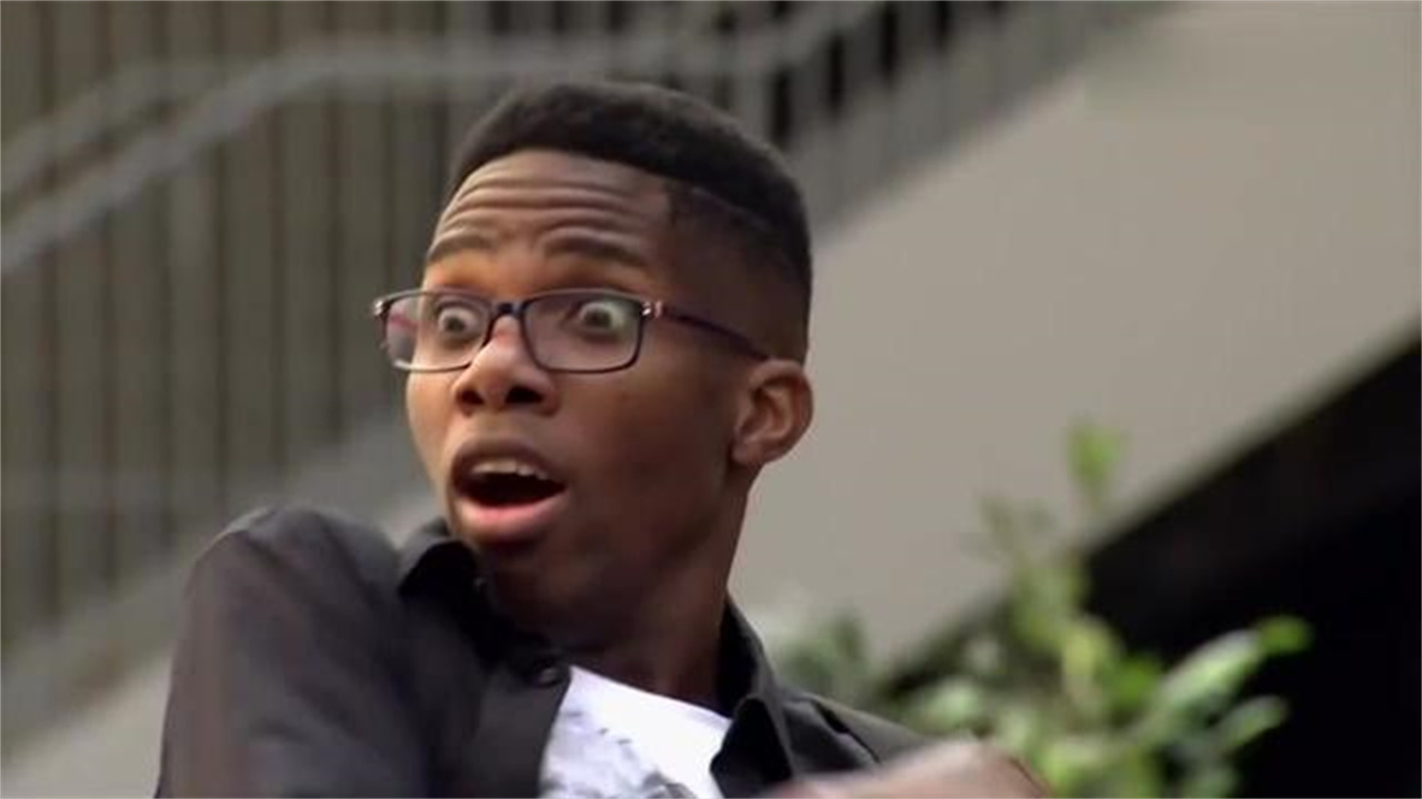 恶搞路人街头实验苹果防摔手机壳都替手机担心小哥表情亮了