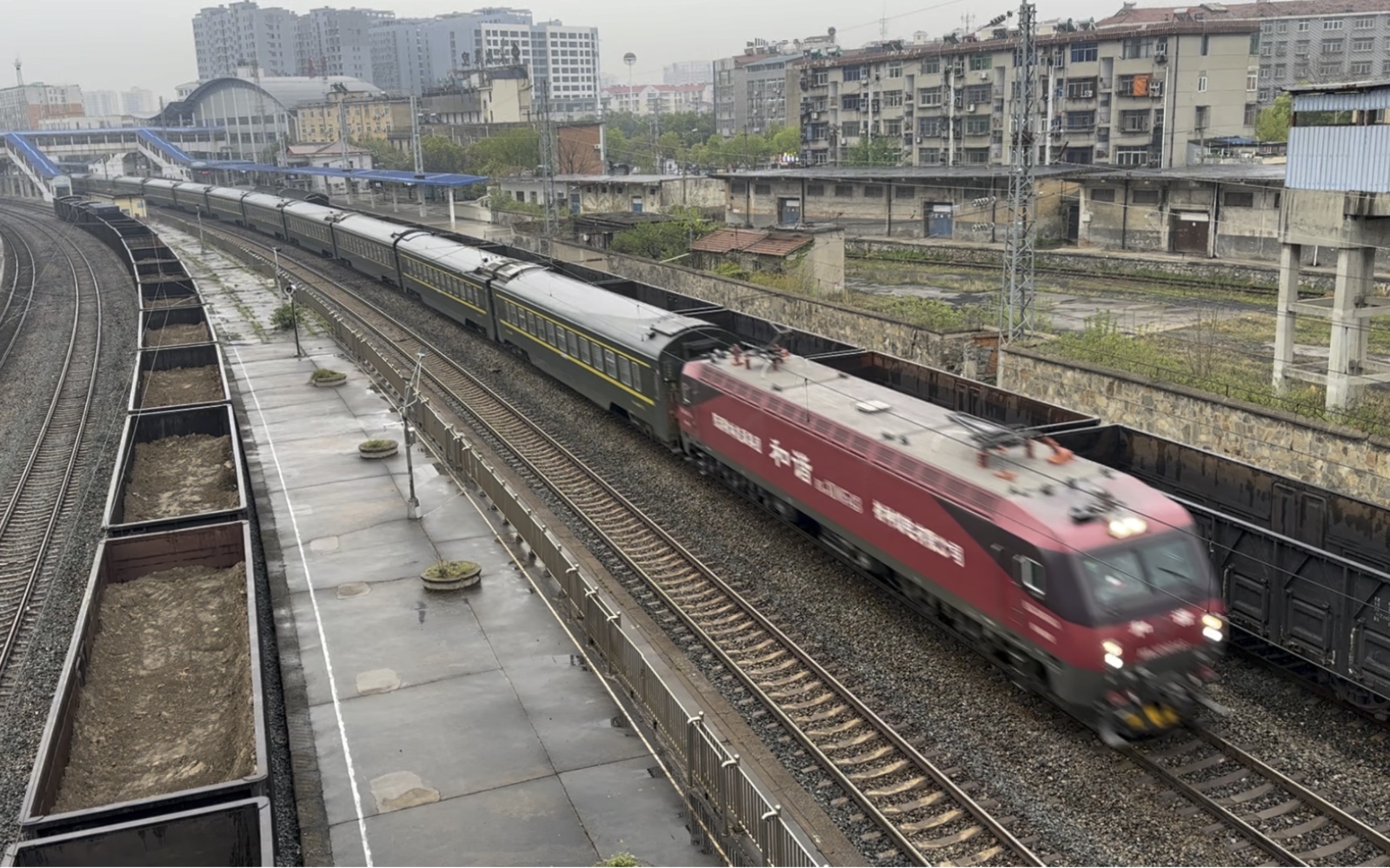 京广线:西局西段hxd3d牵引z126次通过孝感站