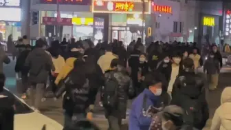 Скачать видео: 北漂最大聚集地，天通苑，逃不出去的天通苑，挤不上去的五号线 