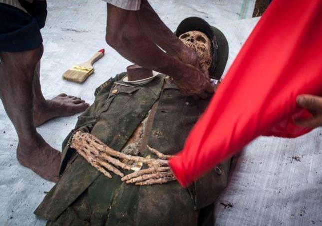 印尼奇葩"僵尸节",把去世亲人的遗体挖出来,穿上衣服游行缅怀