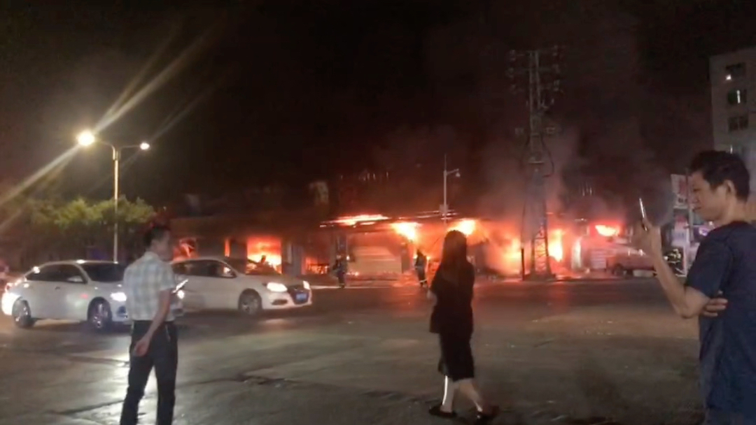 汕头外砂重大火灾 十多家商铺起火