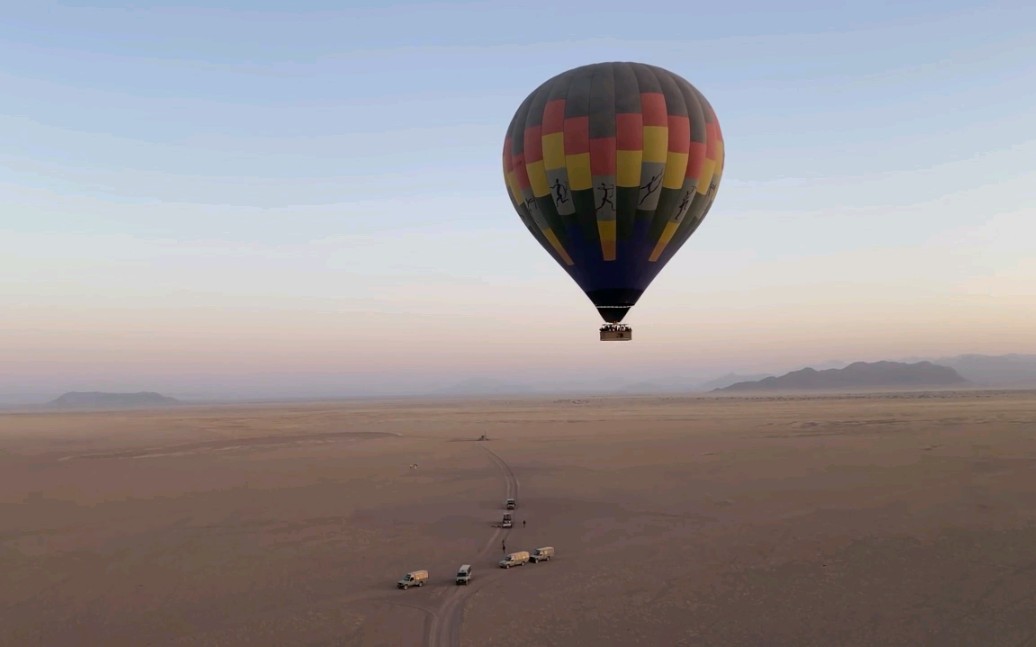 载人热气球的升空和降落,空中的风景很美哔哩哔哩bilibili