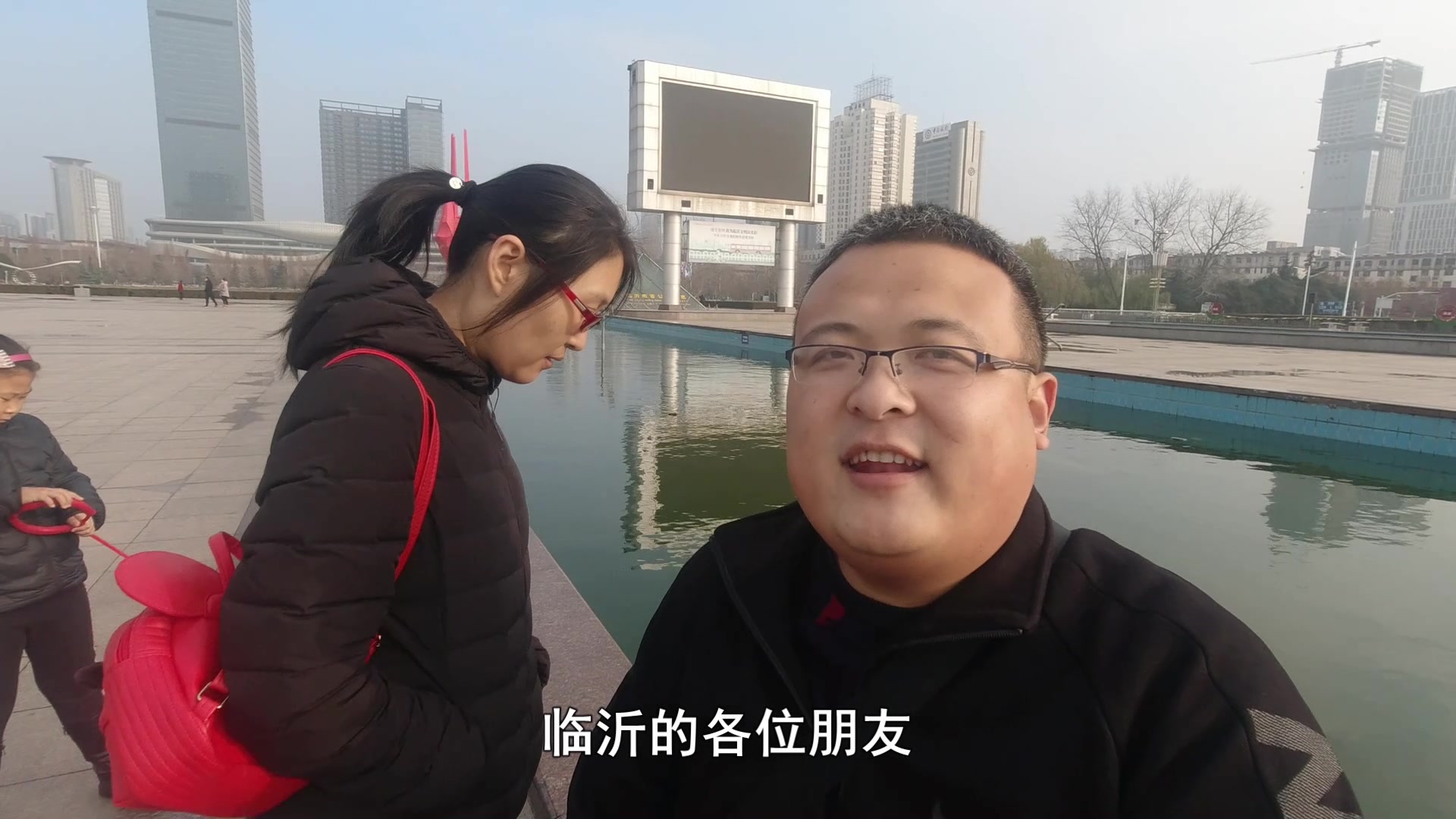 活动  三口之家上饭店,四个家常菜,三碗粥吃包子,喷香哥喝半斤白酒