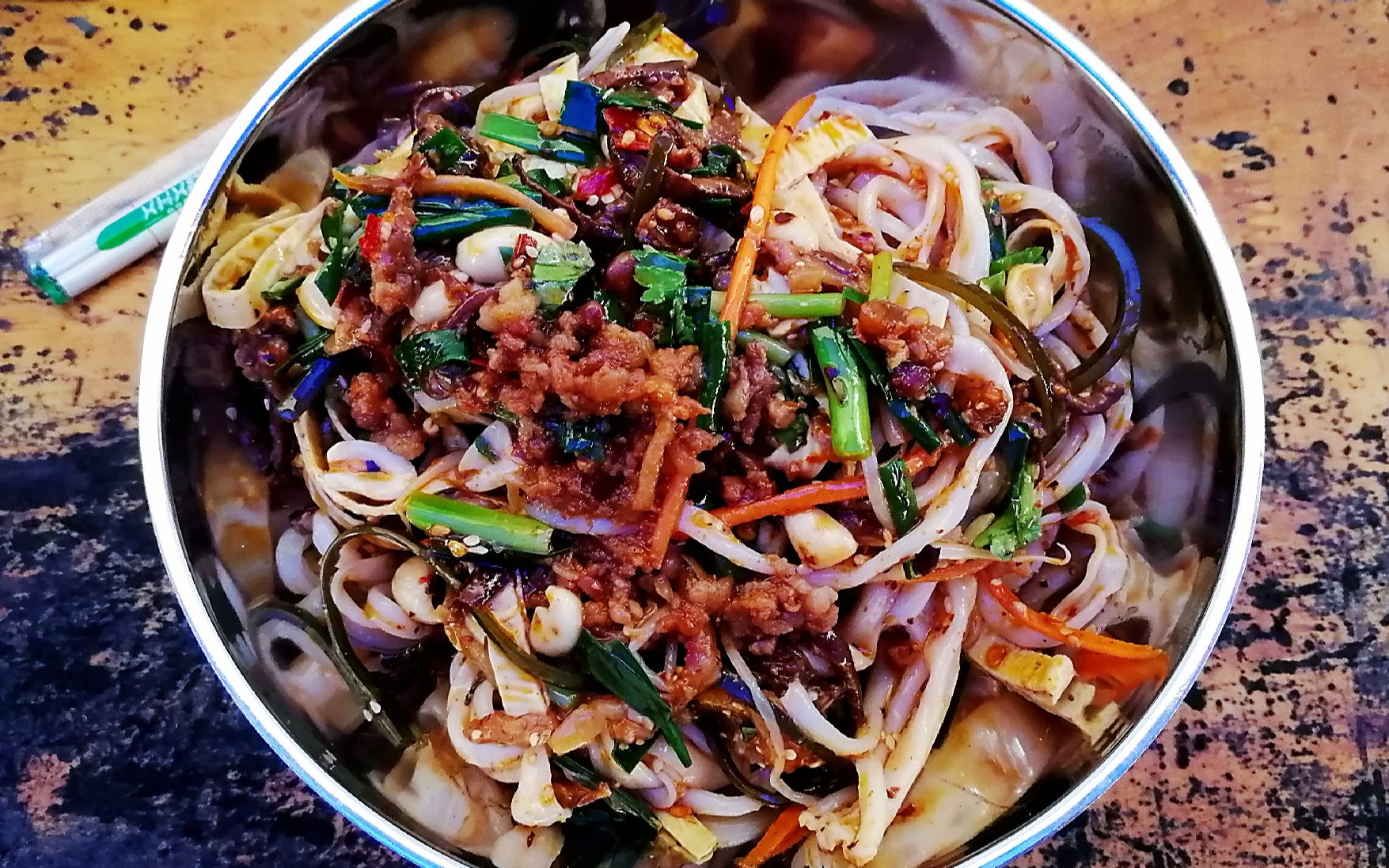 品尝西双版纳特色卤汁凉拌米干7元一大碗好吃到想舔碗