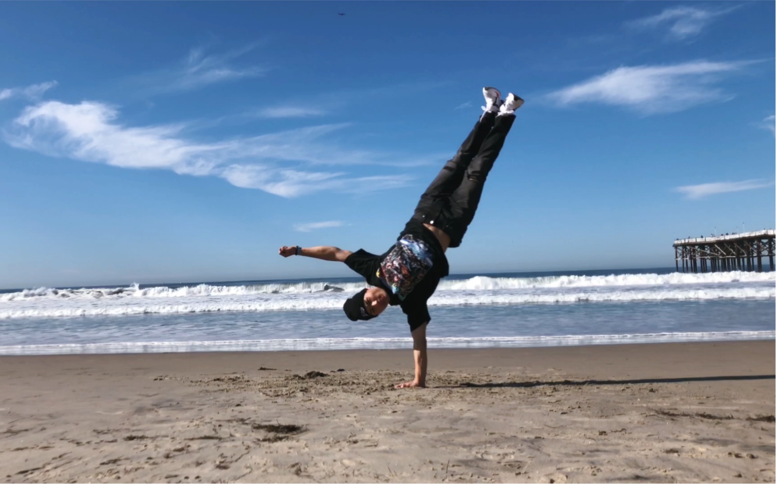 中国小伙bboy浩然hr 在西海岸沙滩跳街舞