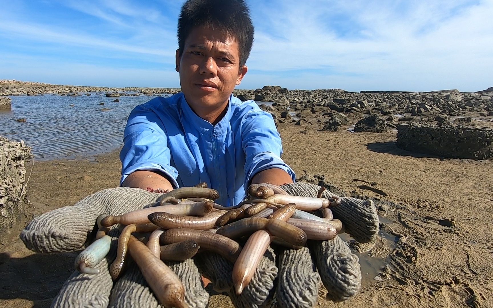 阿平挖沙虫给老妈补身体,去高人指定的地方,挖不少沙虫又长又肥