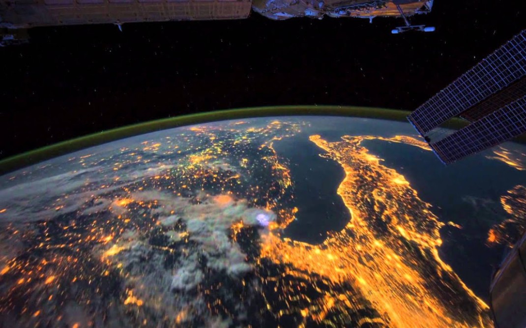 独自一人呆在夜里从国际空间站看到的地球延时镜头
