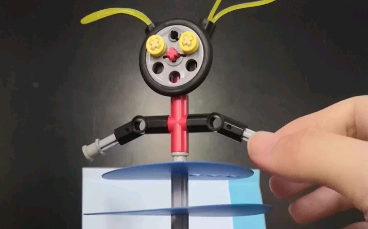 乐高搭建～《旋转稻草人》和上一个一样的凸轮结构