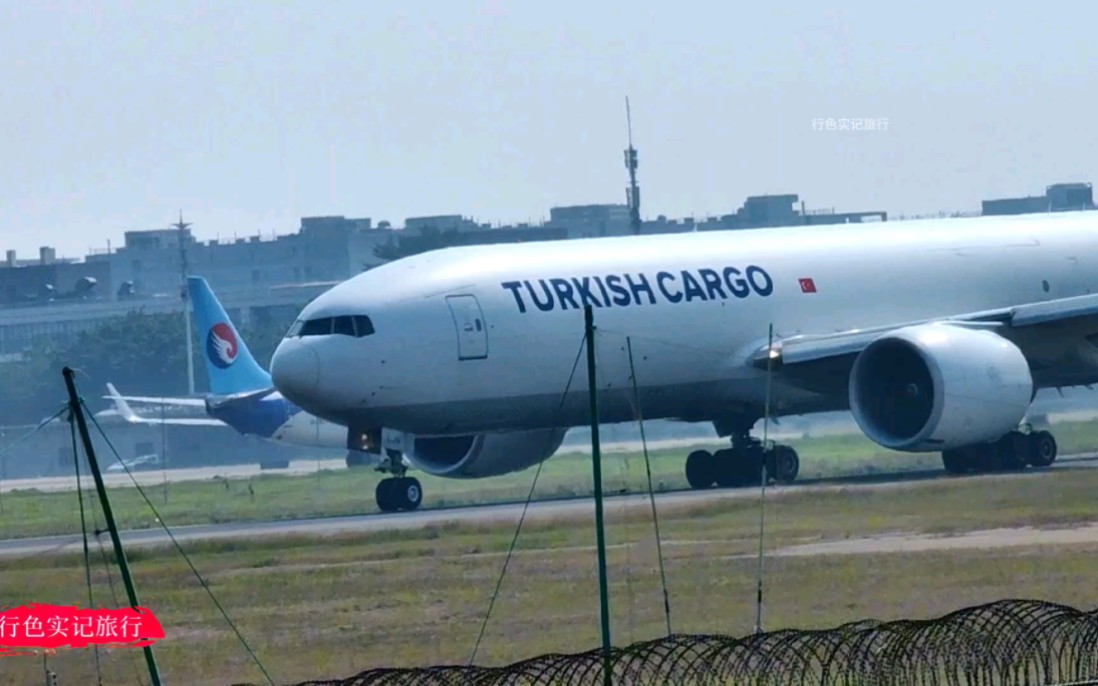 广州白云机场,实拍4架波音777全货机满载货物起飞,犹如大鹏展翅