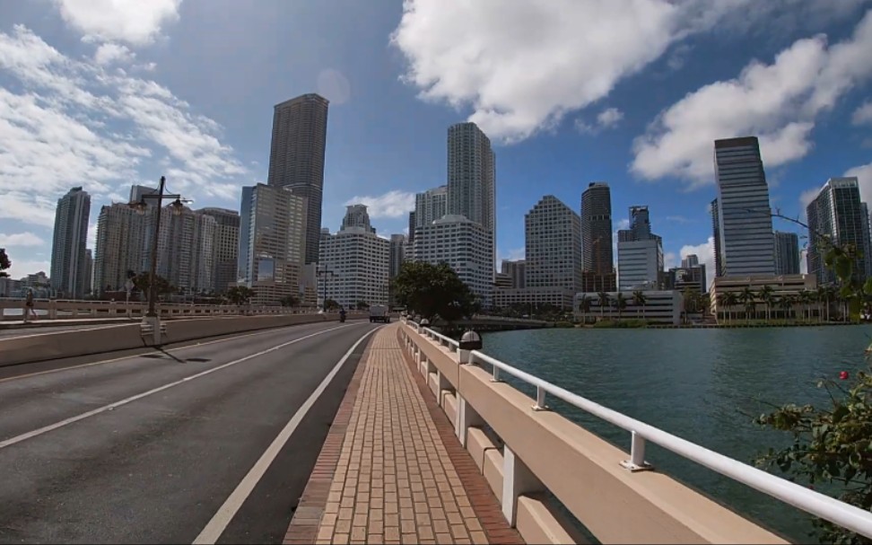 行走在迈阿密市中心,佛罗里达州 - 美国街景 - miami florida down