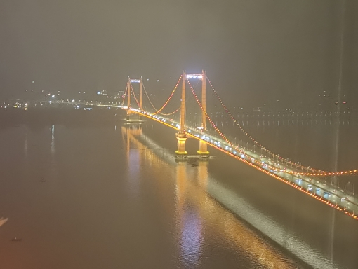 夜晚的长江大桥也是很美啊