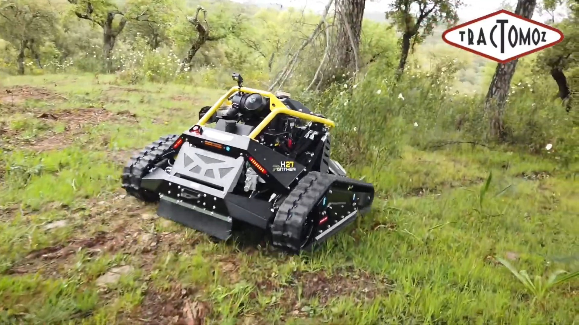 带你看老外设计的遥控版本履带汽油打草机