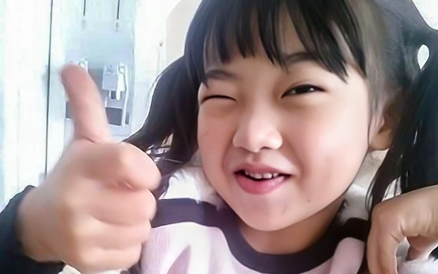 【恩吧搬运】 18年的小夏恩 来教大家做手势舞了～ 有没有可爱到你呢?