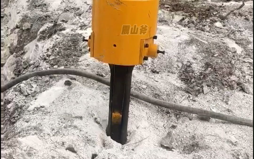 该设备俗称:机载式液压劈裂机,又称:岩石分裂机,石头越硬破石效率越高