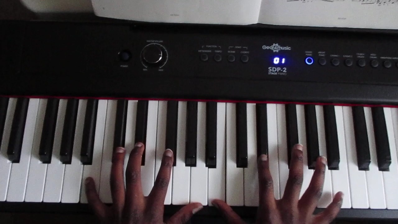 男孩正在钢琴上弹奏b小调琶音音阶