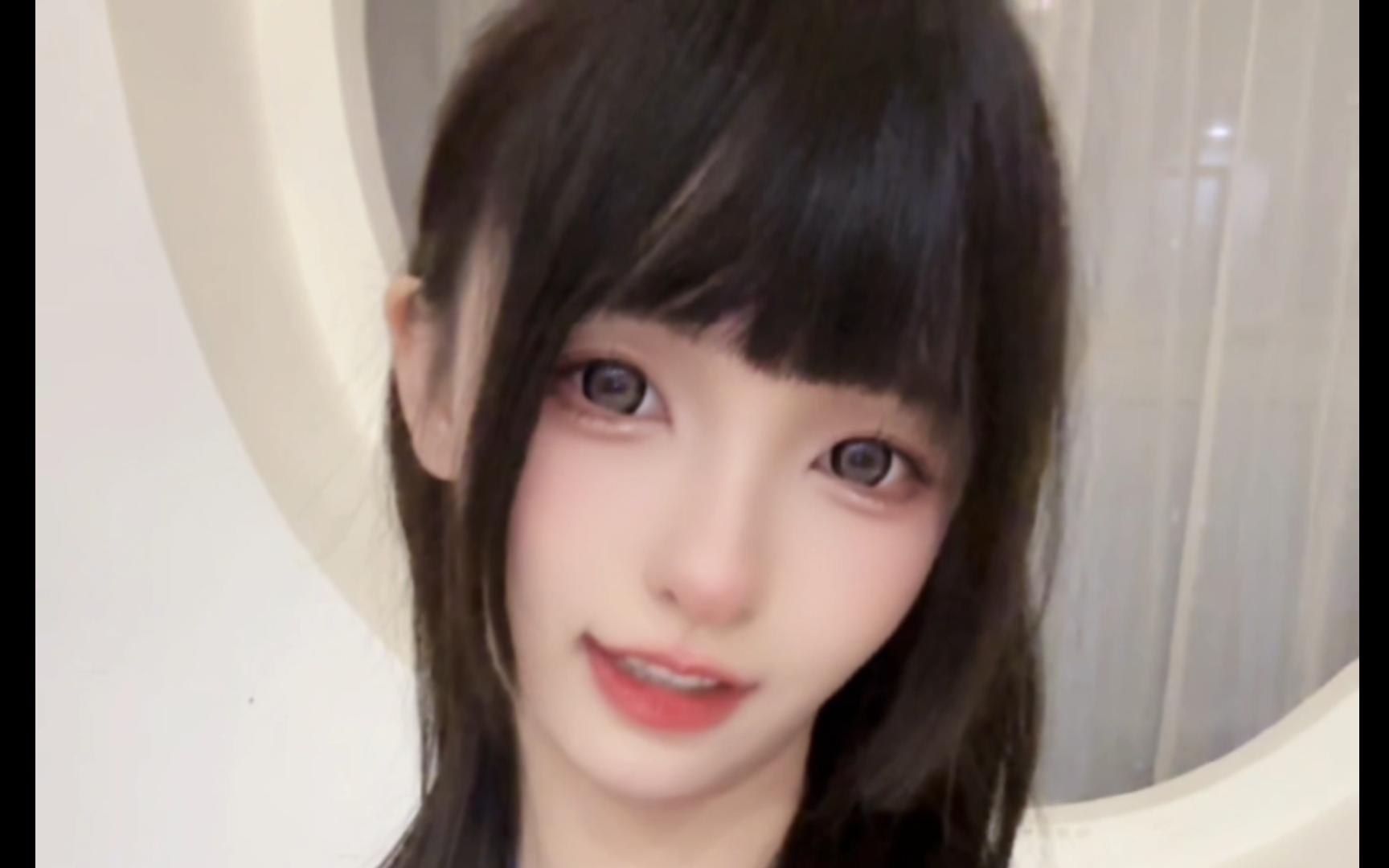 蓝色蕾丝装,眼神杀到心底