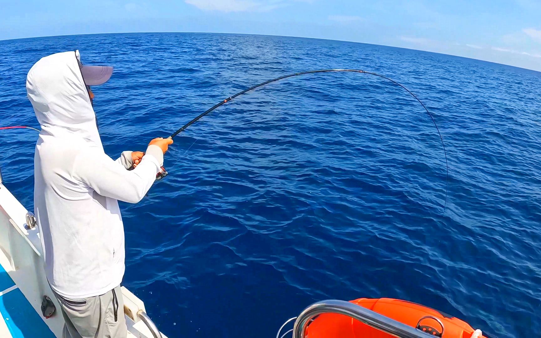 深海钓鱼碰上巨物,渔夫拔到手抽筋,直呼这鱼不要了
