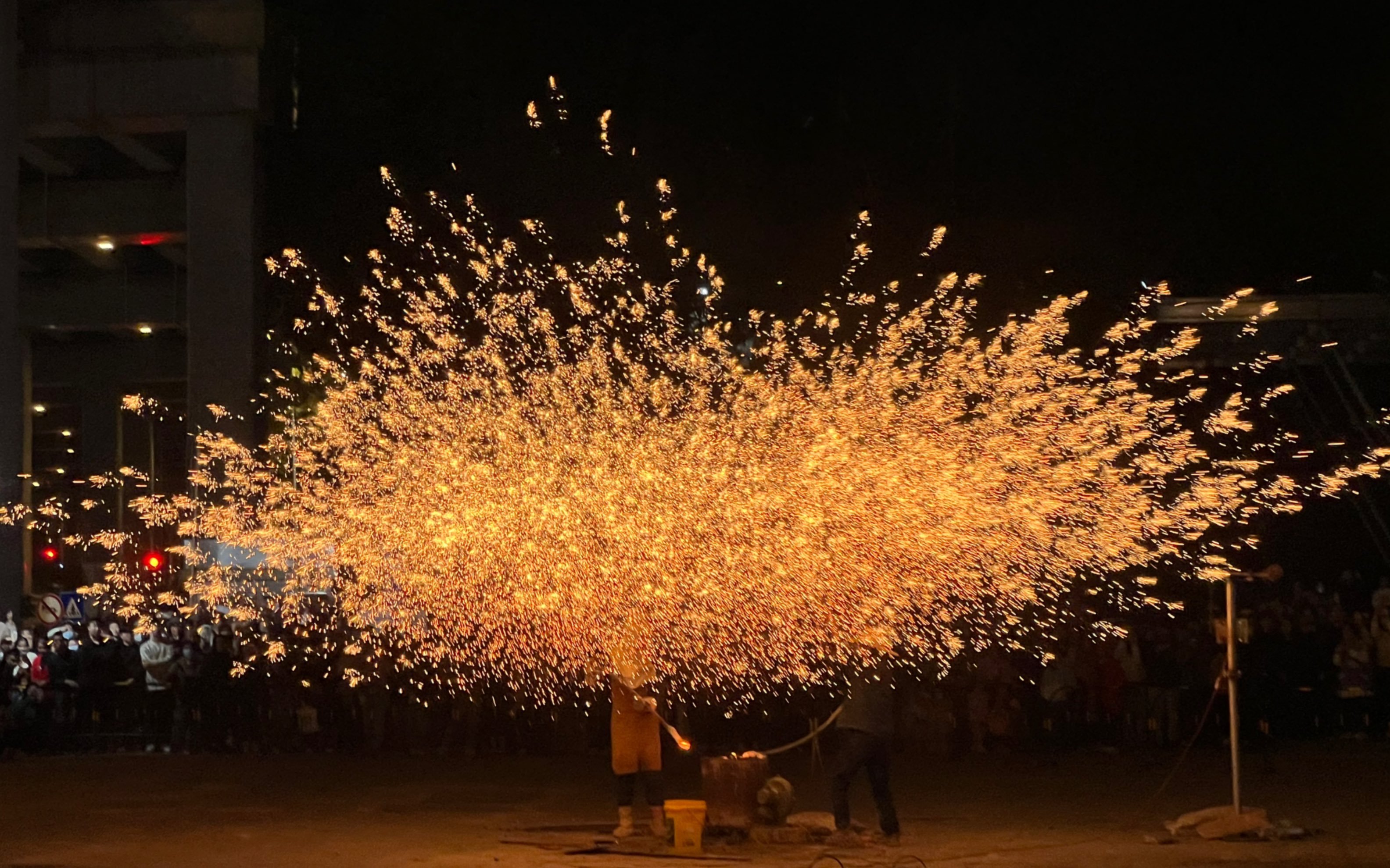 广东中山#打铁花表演,好漂亮