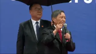 毕业典礼校长发言时下起大雨 身后书记为他暖心撑伞赢得全场掌声