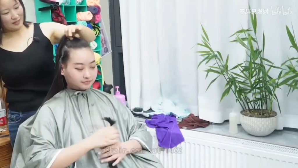漂亮的小姐姐理发店剃光头