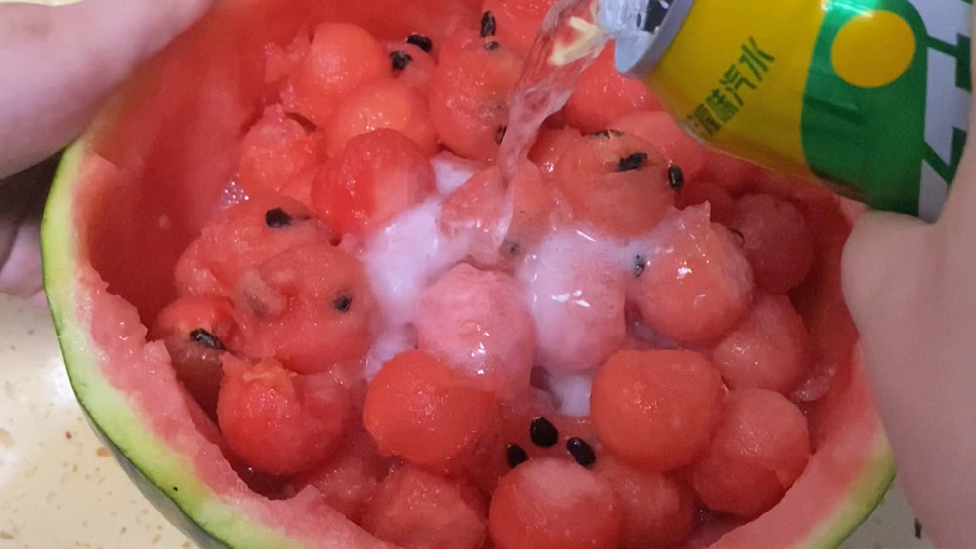 夏天必备西瓜雪碧桶