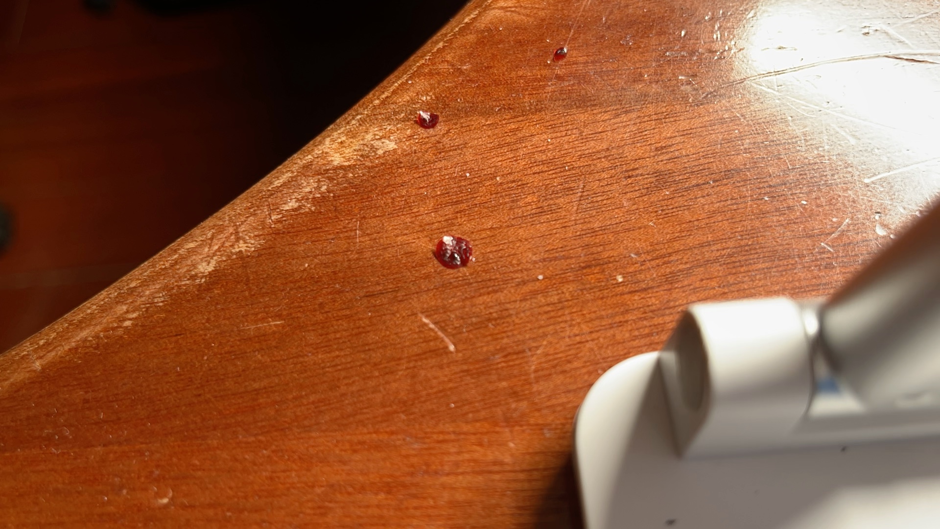 滴在桌上的血凝固,延时摄影