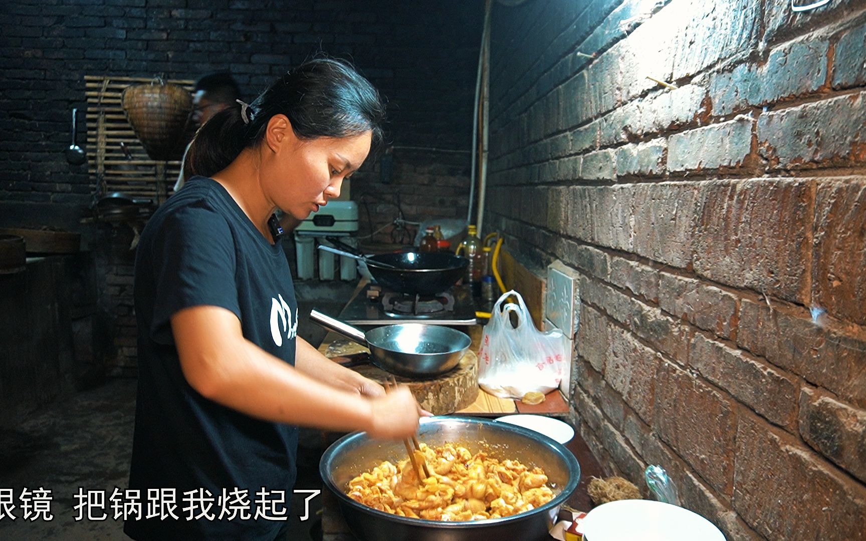 带儿子去给兔子割草,做一道粉蒸肥肠,软烂入味,生活就是日出又日落哔哩哔哩bilibili