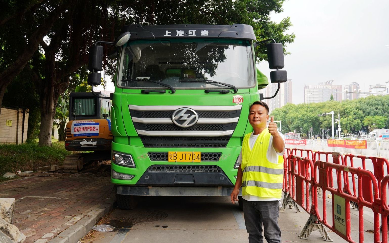 上汽红岩杰豹c6自卸车,深圳用户直呼:买对了