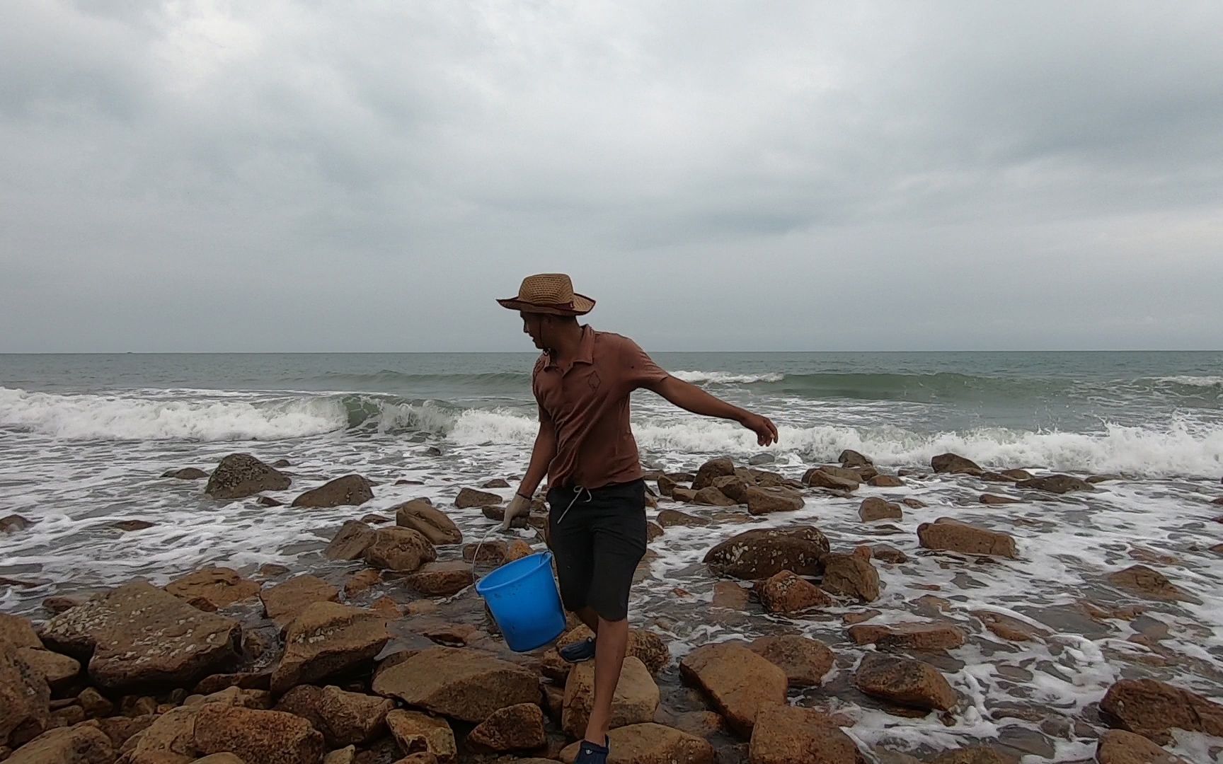 阿彬在风口浪尖上赶海,巨浪把大货打上岸,阿彬却撒腿就跑