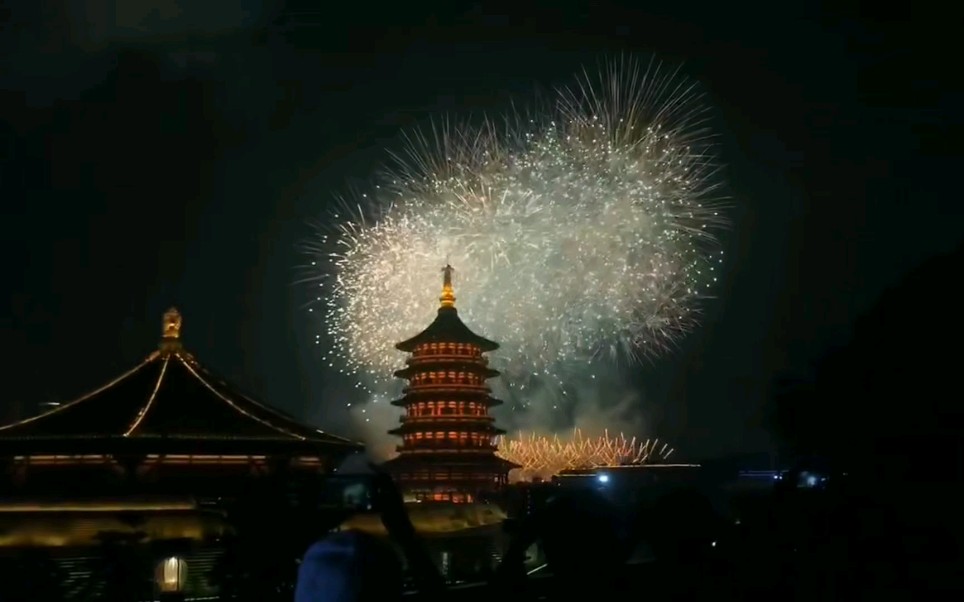 洛阳应天门,央视中秋晚会烟花秀(前面一半各角度的,最后一半完整的)