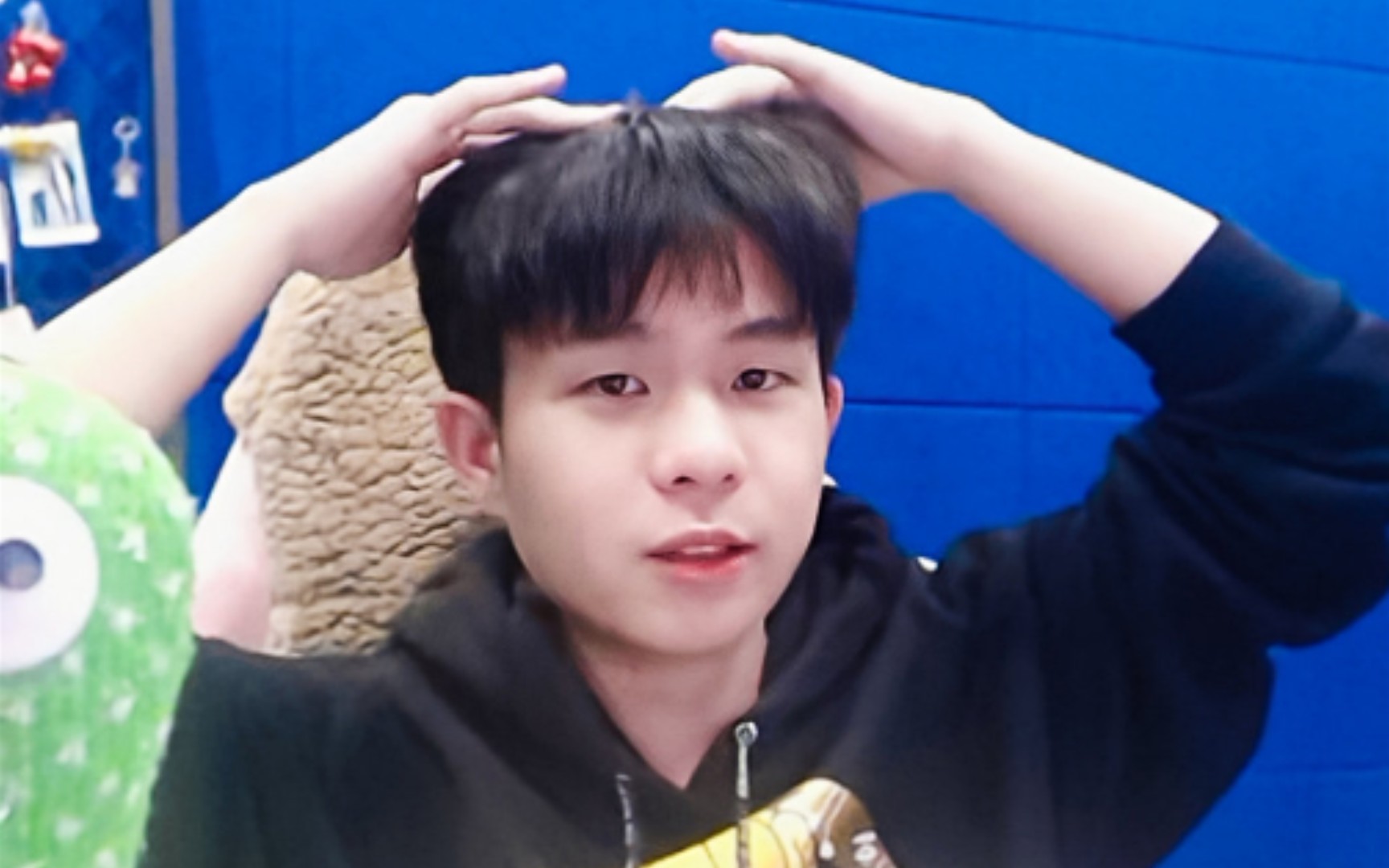 【久酷】手动让久掌点头 看摄像头比心的王滔怎mo能不让人心动