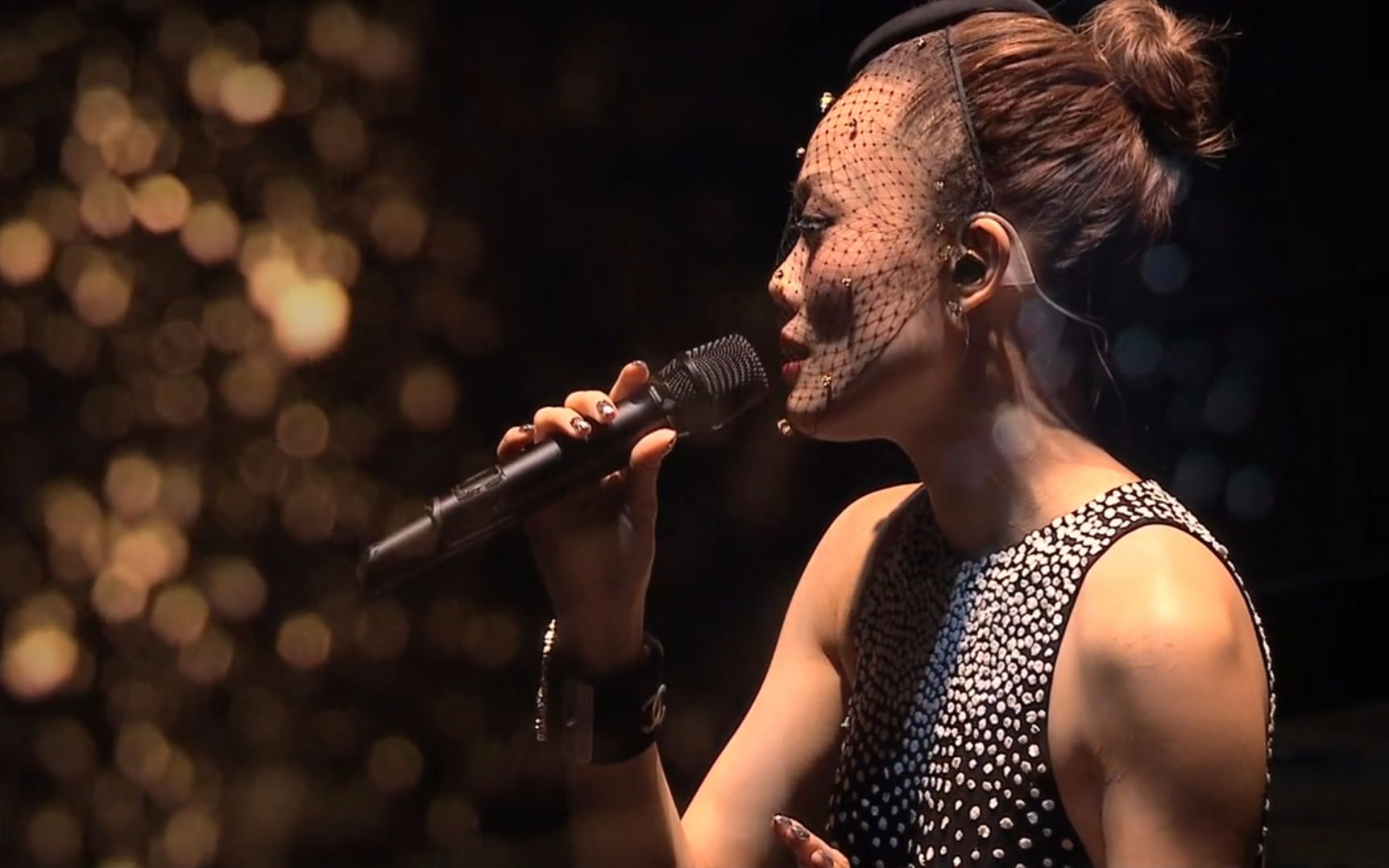 容祖儿相对来说不是很经常唱的歌曲演唱会现场,不是大热的那种,但一样