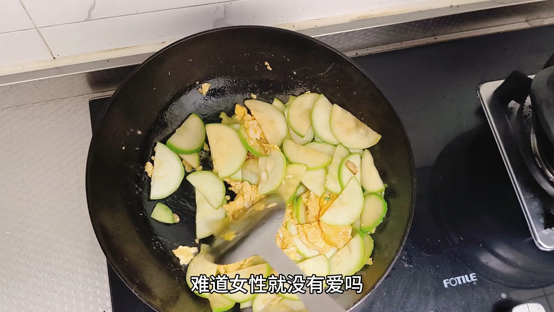 别忙着挑对立了，有时候多体谅体谅父母吧