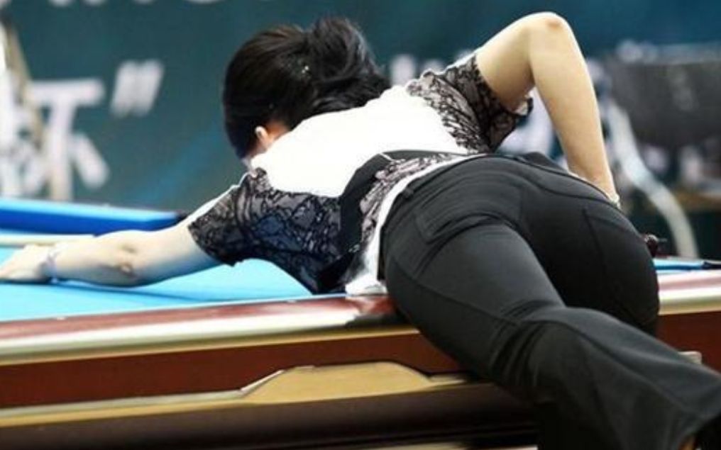 台球女神潘晓婷打球趴桌不忘提一下裤子网友太销魂了