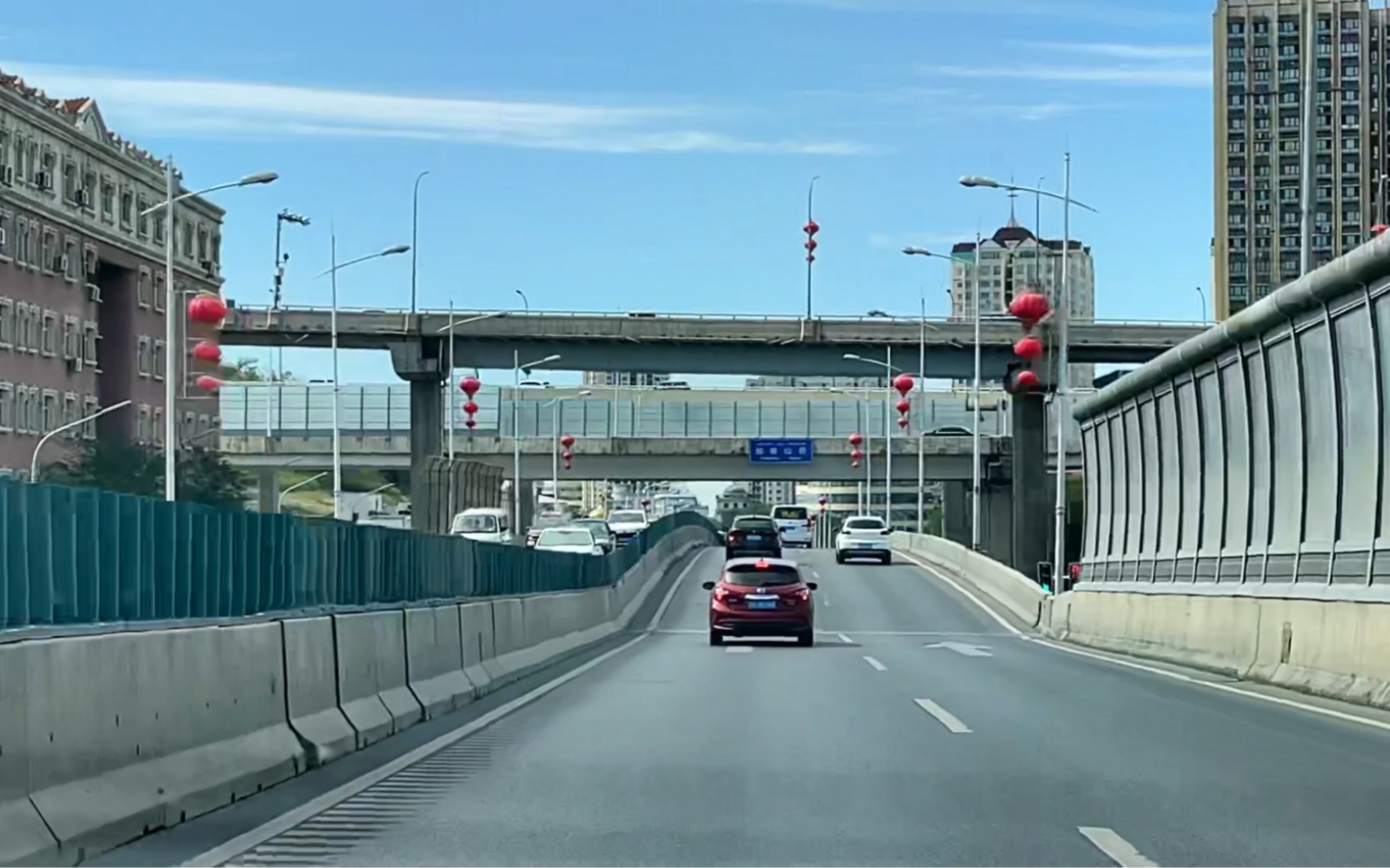 驾车通过乌鲁木齐市阿勒泰路高架桥