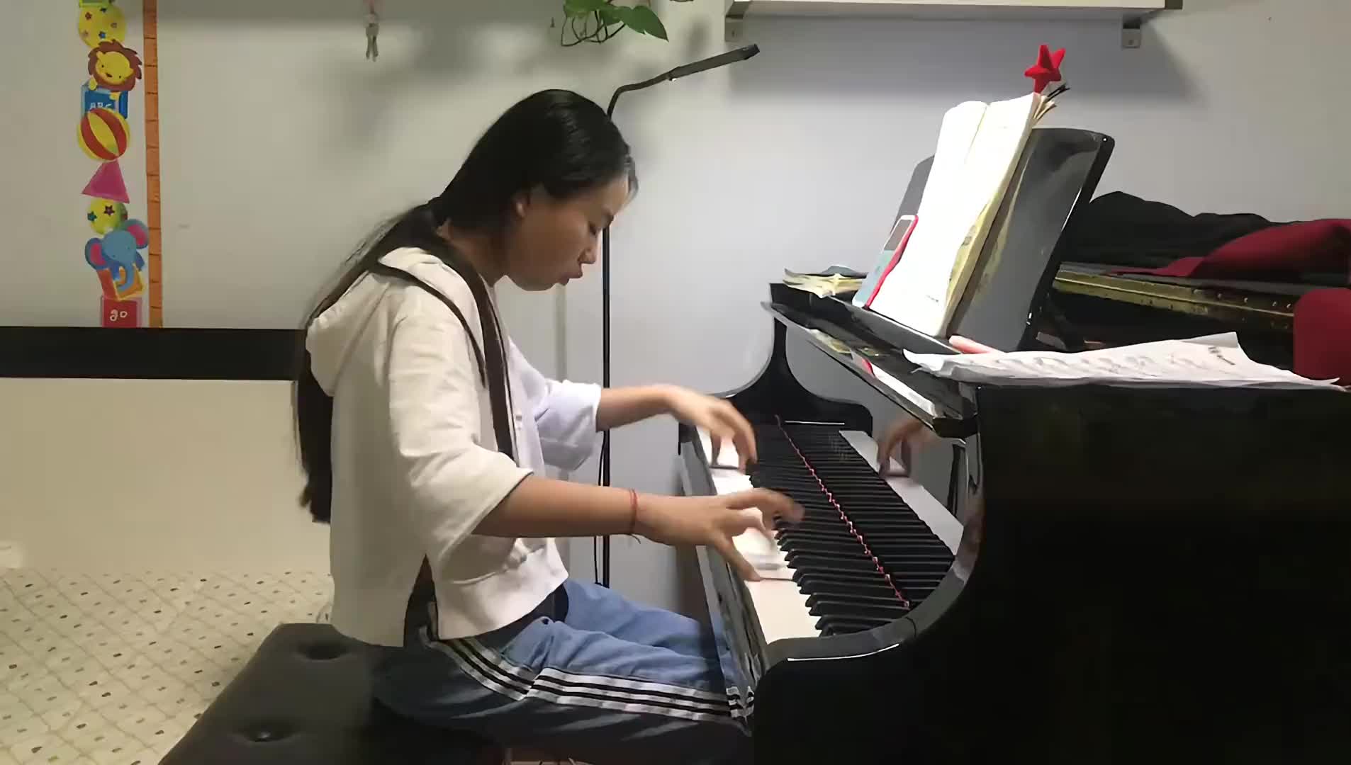 小时候打节拍器练琴还是很认真的张菁钢琴努力就会有收获学琴之路