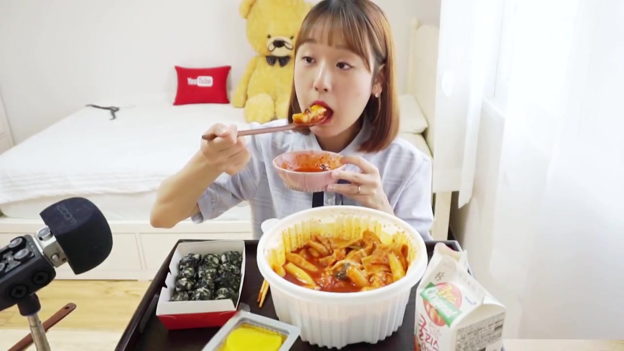 iluliy小姐姐吃播秀 芝士辣年糕 饭团 9.03