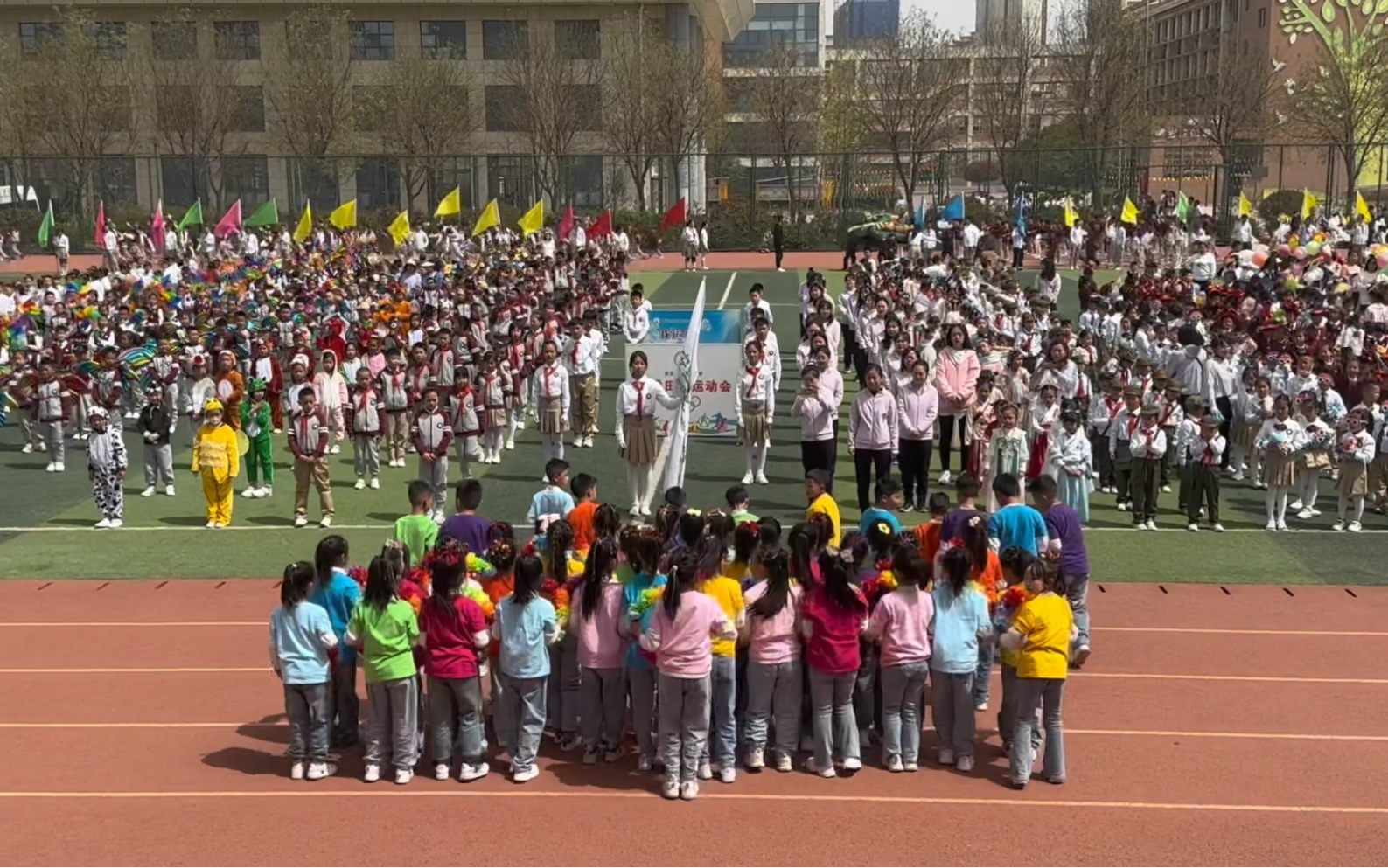 运动会超然开场花环舞,演员均为小学二年级孩子们!哔哩哔哩bilibili