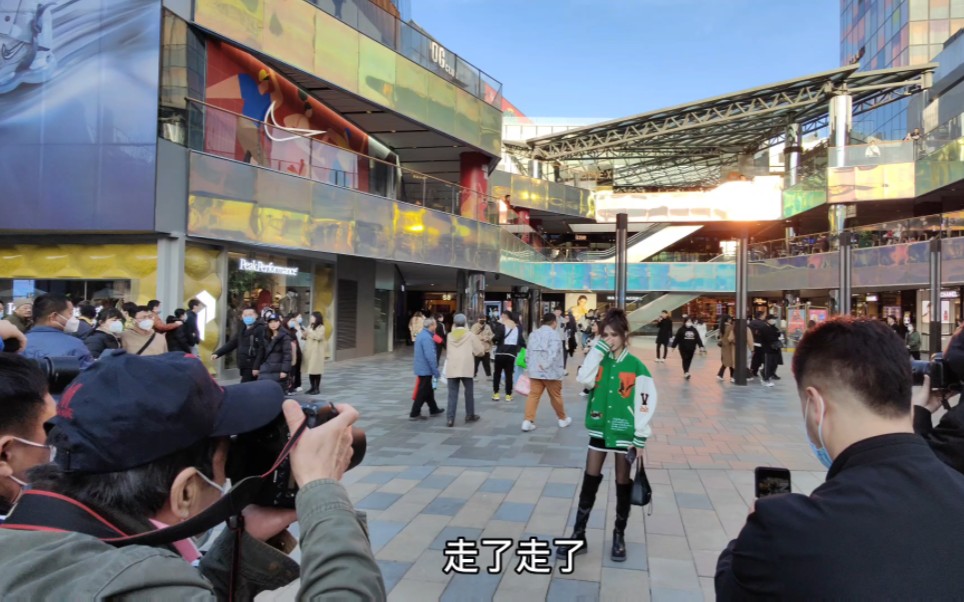北京三里屯街拍,好多摄影师围着妹子拍,这场面被拍的感觉如何