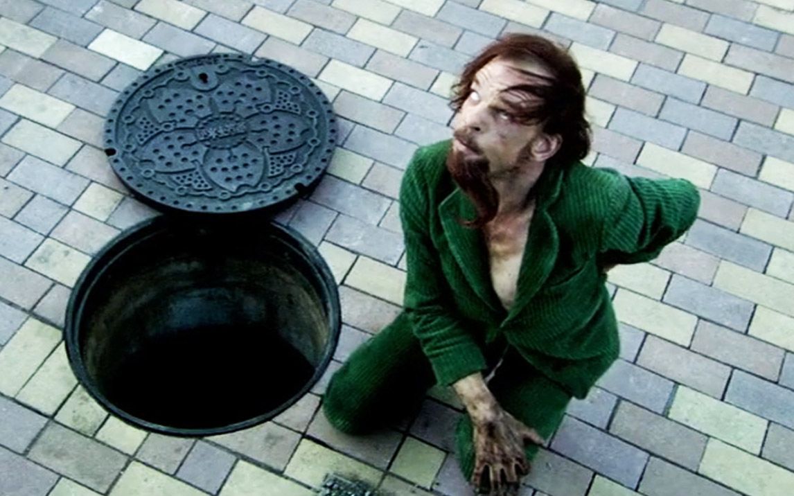 下水道钻出一个怪人,红色头发绿色裤子,还成为人们模