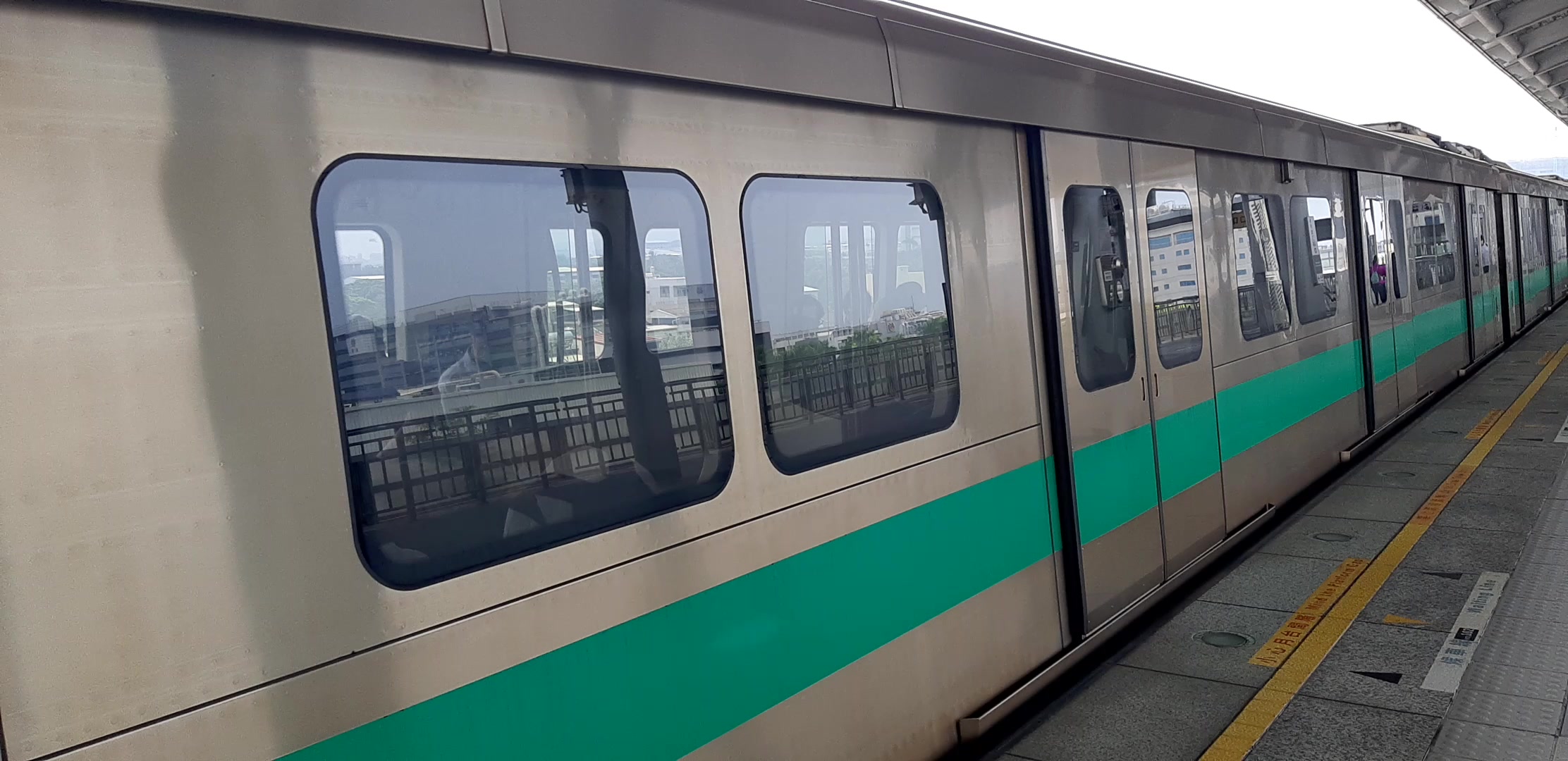 高雄地铁红线 楠梓加工区站 列车离站_哔哩哔哩_bilibili