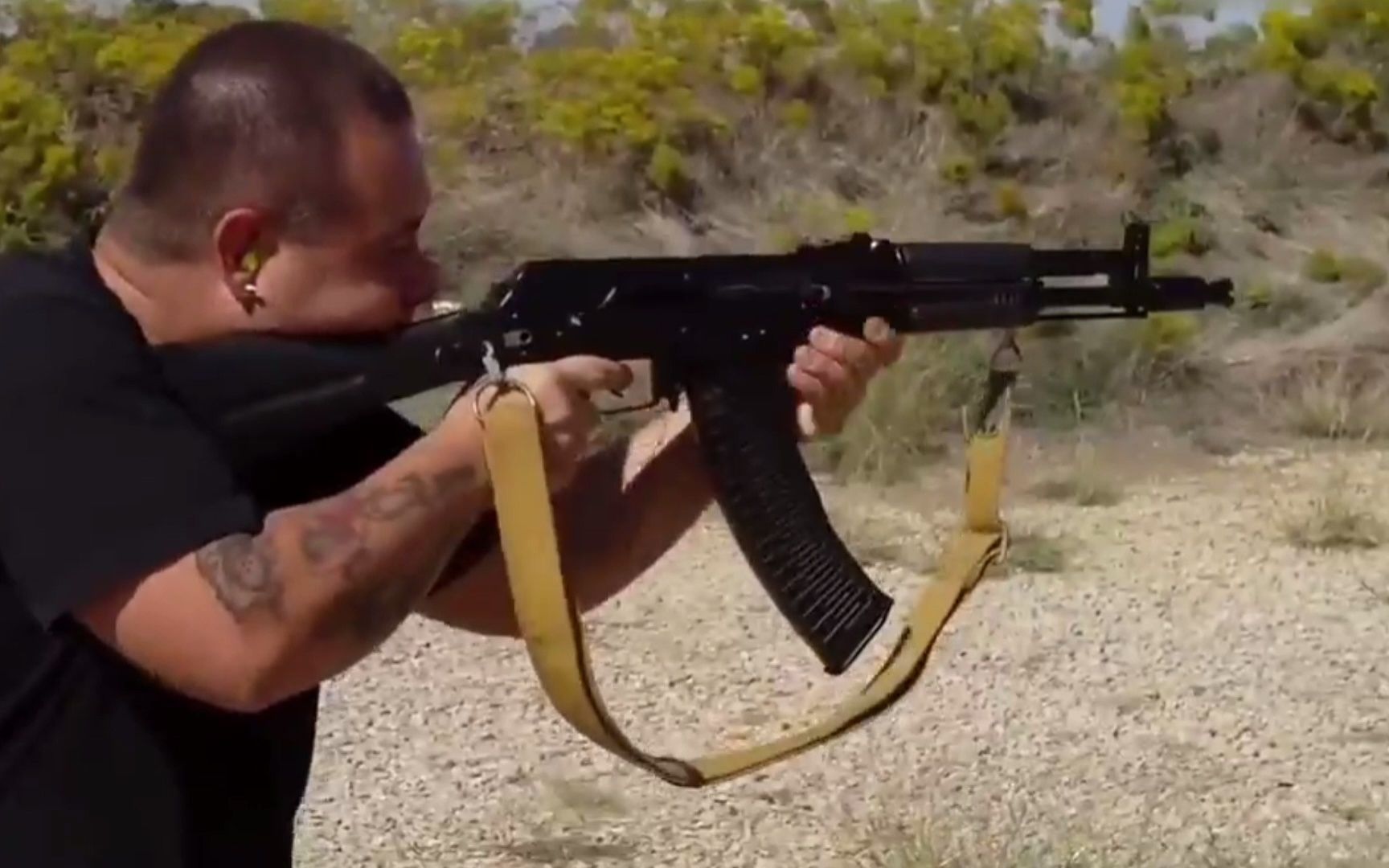 俄罗斯ak105突击步枪,感受一下战斗民族的霸气,这弹匣太彪了